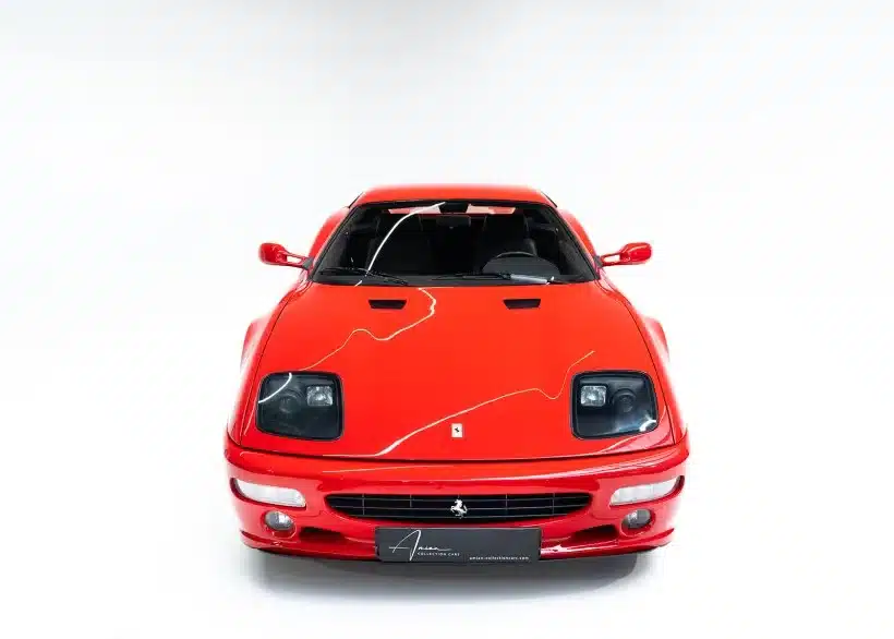Frontansicht eines roten Ferrari F512 M, fotografiert im Studio vor weißem Hintergrund.