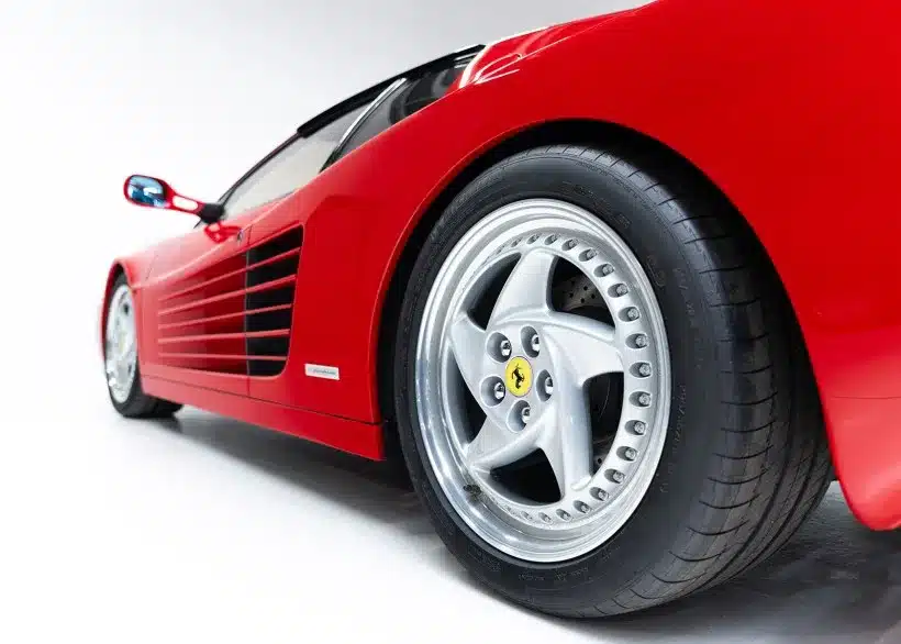 Ferrari F512 M in Rosso Corsa, Nahaufnahme der hinteren Felge und Seitenlinie