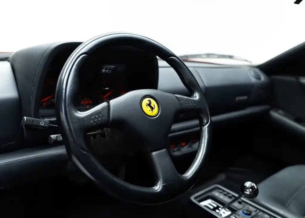 Detailansicht des Cockpits mit Lenkrad und Schalthebel eines Ferrari F512 M