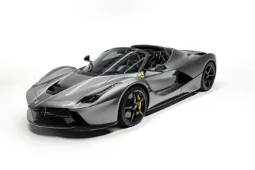 Ferrari LaFerrari Aperta Roadster in Silber/Grau Seitenansicht in Studioaufnahme