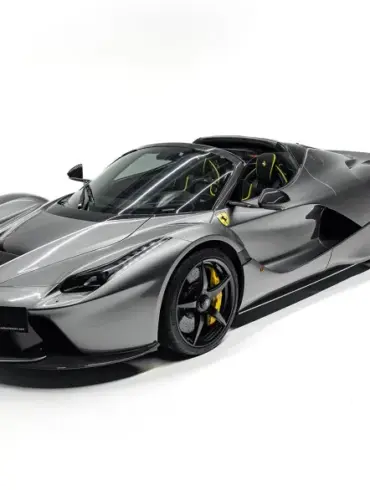 Ferrari LaFerrari Aperta Roadster in Silber/Grau Seitenansicht in Studioaufnahme