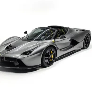 Ferrari LaFerrari Aperta Roadster in Silber/Grau Seitenansicht in Studioaufnahme