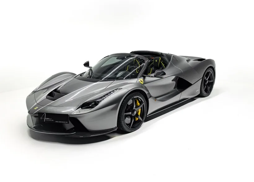 Ferrari LaFerrari Aperta Roadster in Silber/Grau Seitenansicht in Studioaufnahme