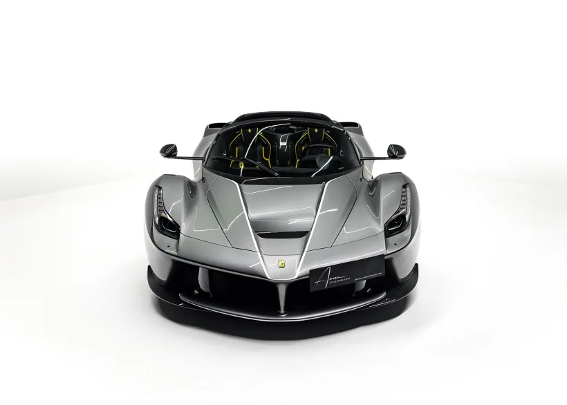 Ferrari LaFerrari Aperta als Roadster in silbergrauer Lackierung, Frontalansicht im Studio