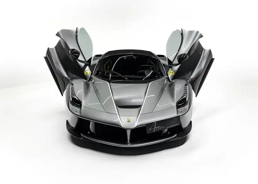 Ferrari LaFerrari Aperta in Silber/Grau mit geöffneten Flügeltüren, fotografiert vor weißem Hintergrund