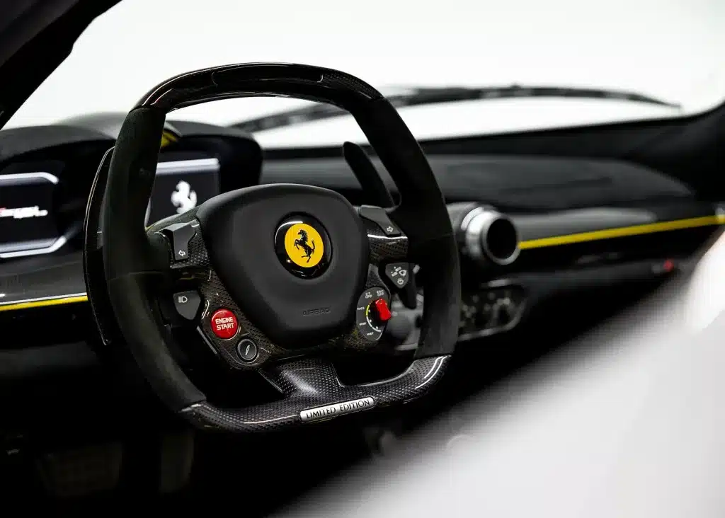 Nahaufnahme des Lenkrads im Ferrari LaFerrari Aperta mit Carbon und Markenlogo.