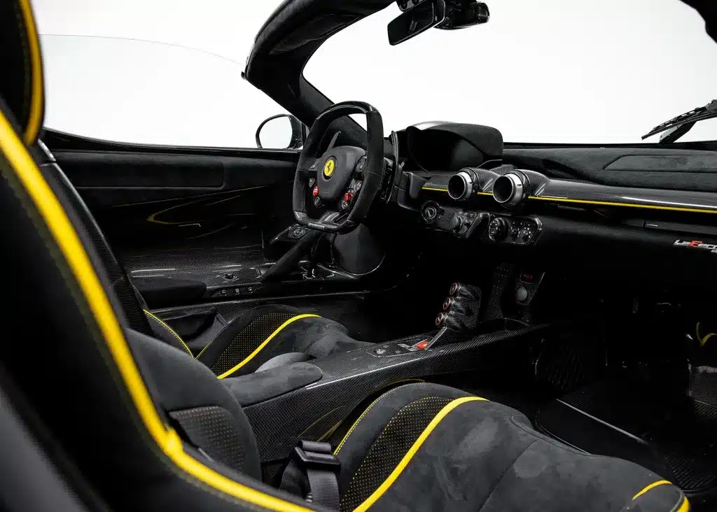 Innenansicht des Ferrari LaFerrari Aperta mit schwarzem Alcantara, Karbonelementen und gelben Ziernähten