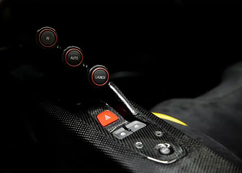 Nahaufnahme der Bedienelemente und Schaltknöpfe im Ferrari LaFerrari Aperta, darunter R, Auto und Launch.