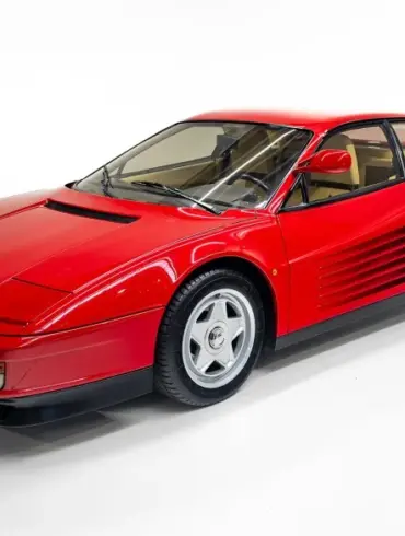 Ferrari Testarossa Monospecchio, rotes Coupé Baujahr 1986 mit einem Außenspiegel, seitliche Lamellen, Studioaufnahme.