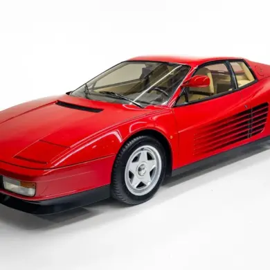 Ferrari Testarossa Monospecchio, rotes Coupé Baujahr 1986 mit einem Außenspiegel, seitliche Lamellen, Studioaufnahme.