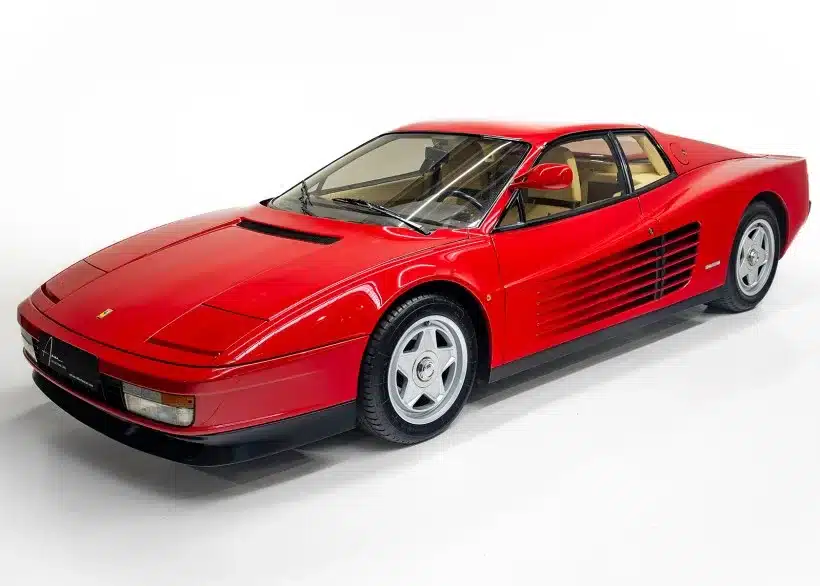 Ferrari Testarossa Monospecchio, rotes Coupé Baujahr 1986 mit einem Außenspiegel, seitliche Lamellen, Studioaufnahme.