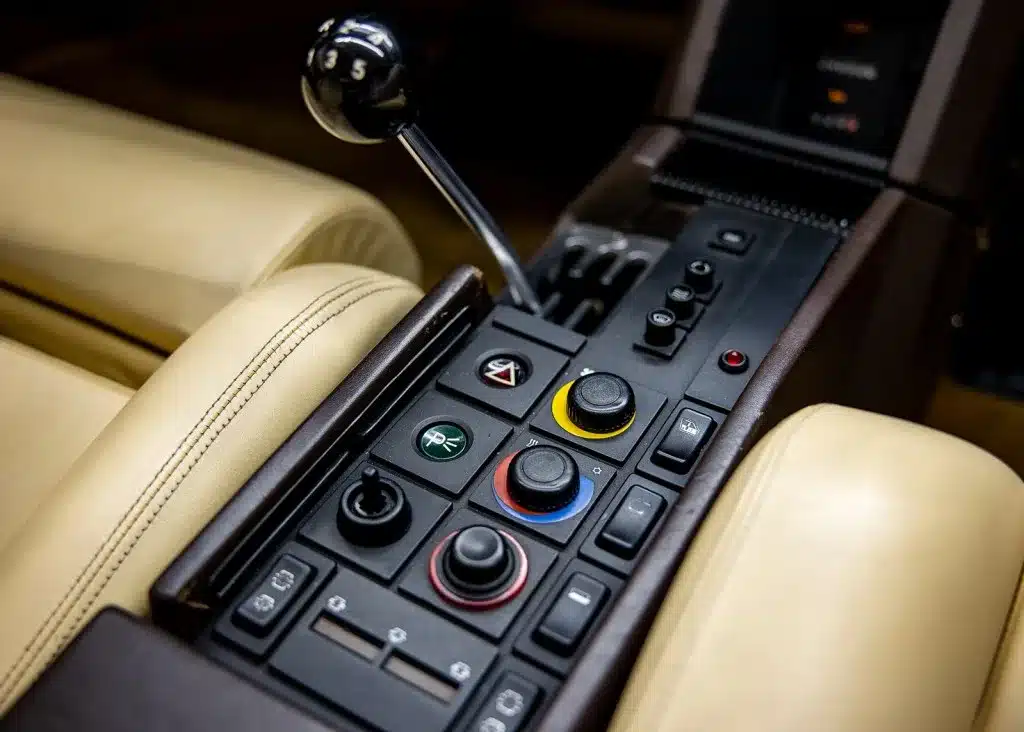Mittelkonsole mit Bedienelementen und handgeschaltetem Fünfgang-Getriebe im Ferrari Testarossa Monospecchio von 1986