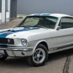 Ford Mustang Shelby GT 350 Tribute Coupé Baujahr 1965 in Weiß mit blauen Streifen, Frontansicht