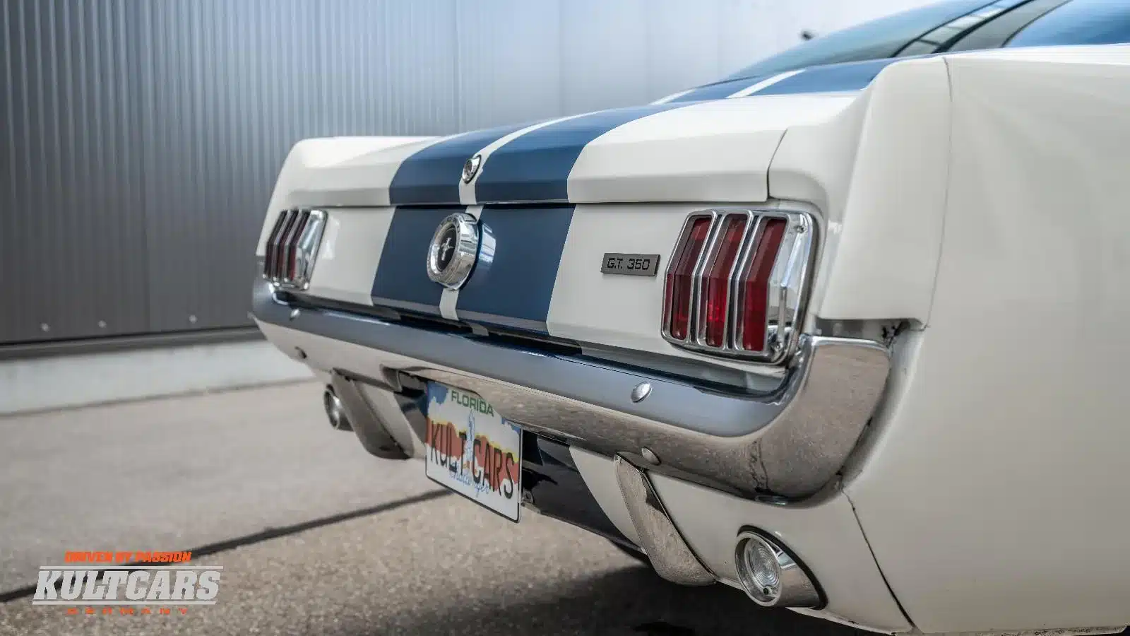 Heck des Ford Mustang Shelby GT 350 Tribute in Weiß mit blauen Streifen und GT350-Emblem.