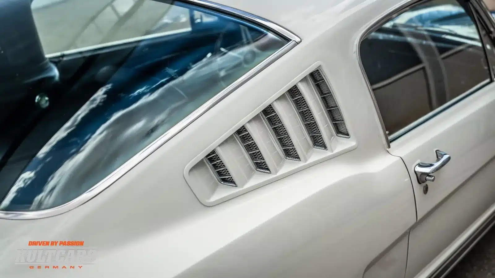 Detailaufnahme der seitlichen Lüftungskiemen und des Türgriffs eines weißen Ford Mustang Shelby GT 350 Tribute.