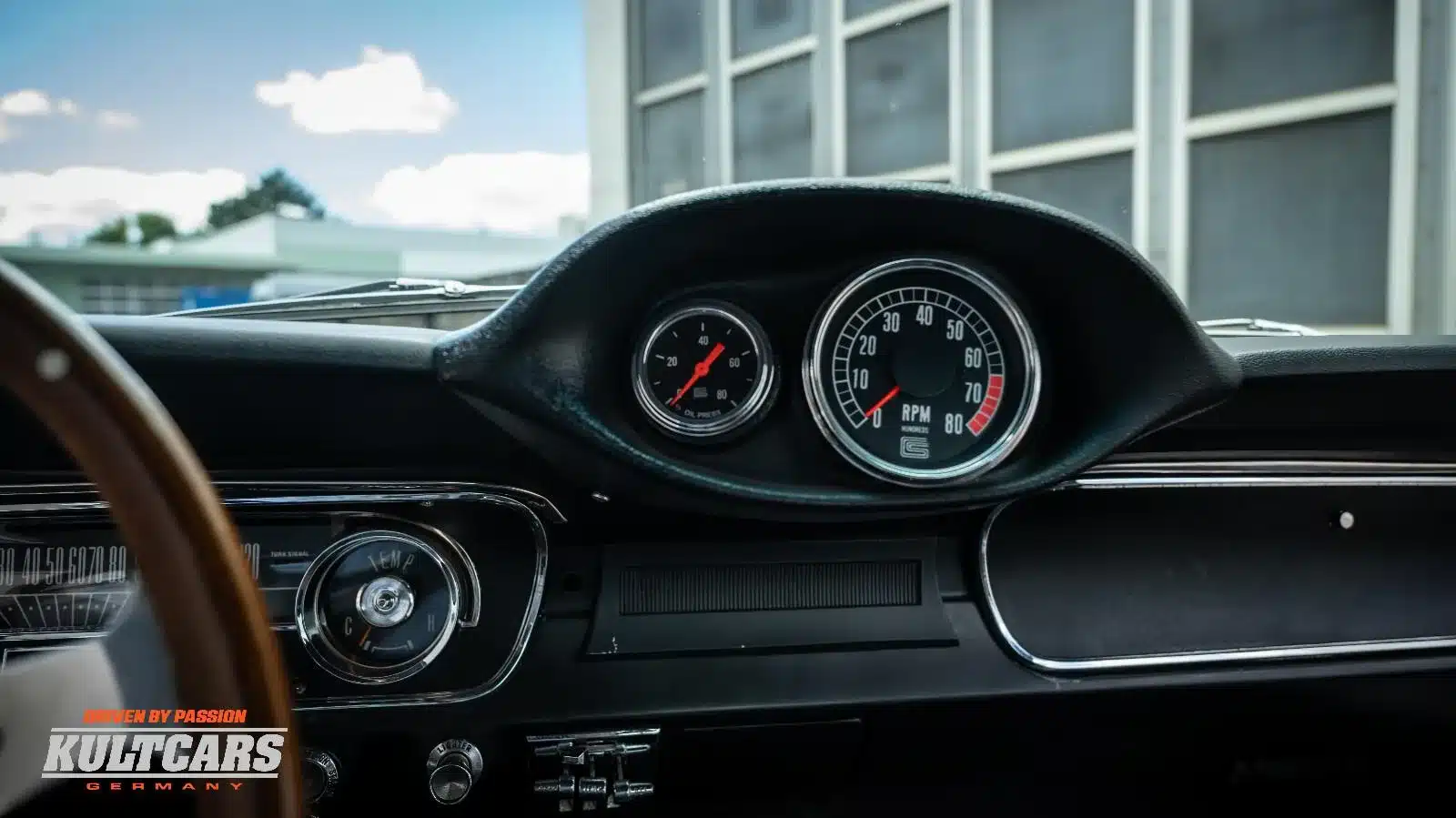 Armaturenbrett mit analogen Instrumenten im Ford Mustang Shelby GT 350 Tribute von 1965