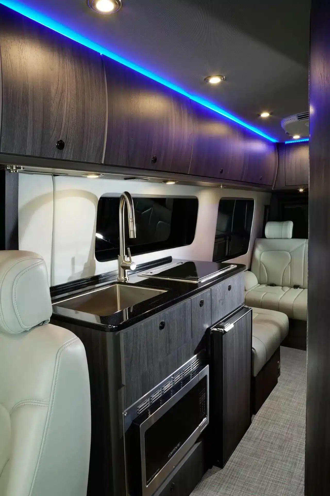 Design-Küche und Lounge-Sitzflächen im Grech Terreno-ion AWD Kastenwagen