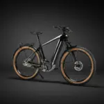 Ein schwarzes Heritage Style Escapade Elektrofahrrad steht freistehend vor einem dunklen Hintergrund.