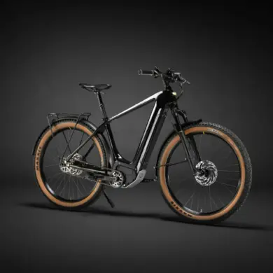 Ein schwarzes Heritage Style Escapade Elektrofahrrad steht freistehend vor einem dunklen Hintergrund.