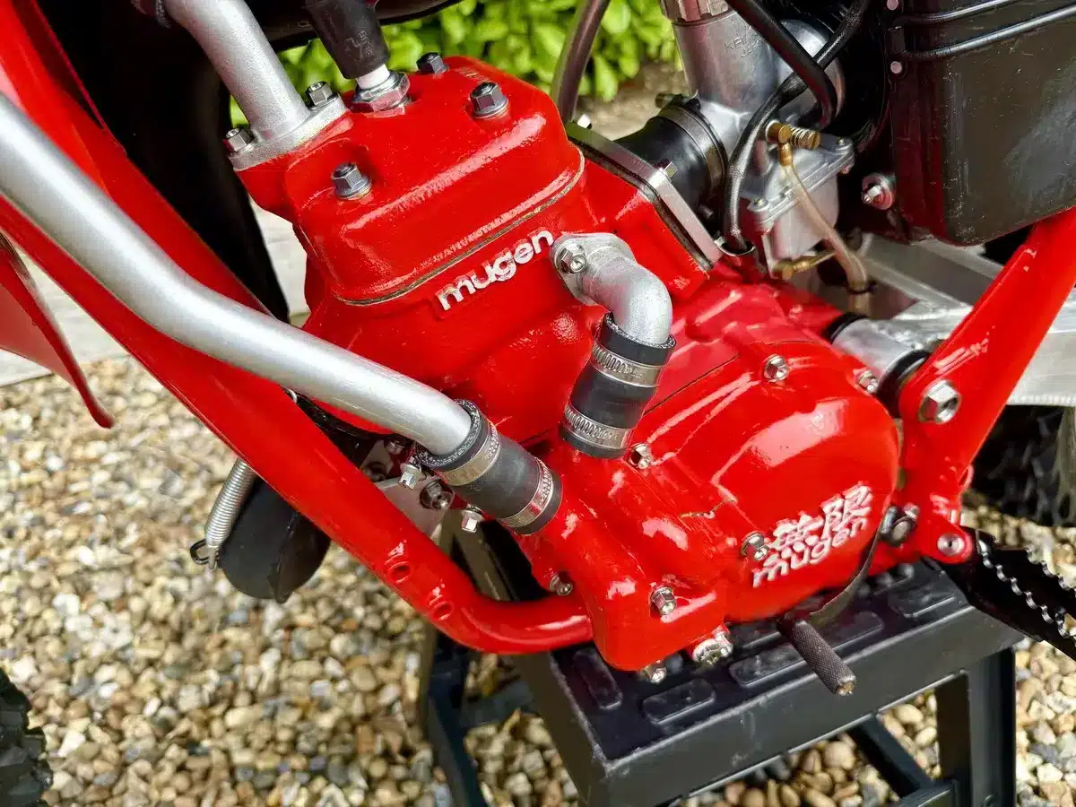 Nahaufnahme des roten Mugen-Motors mit Wasserkühlung einer Honda CR 125 von 1980