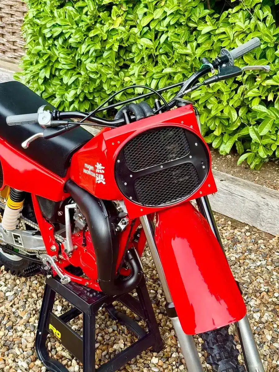 Nahaufnahme einer 1980er Honda CR 125 mit Mugen-Banzai-Upgrade und Wasserkühlung