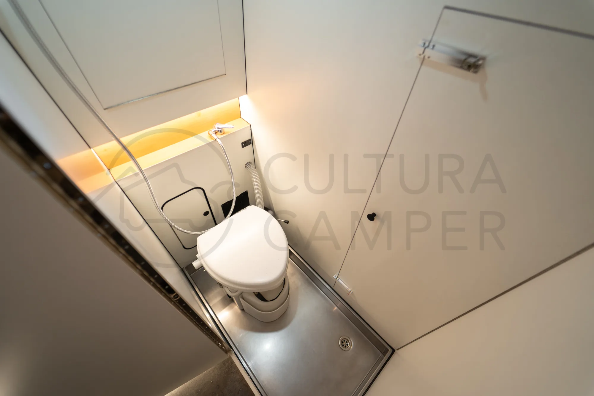 Badezimmer mit integrierter Toilette und Dusche im Innenraum eines Iveco Daily 4x4 L3H2 Campers