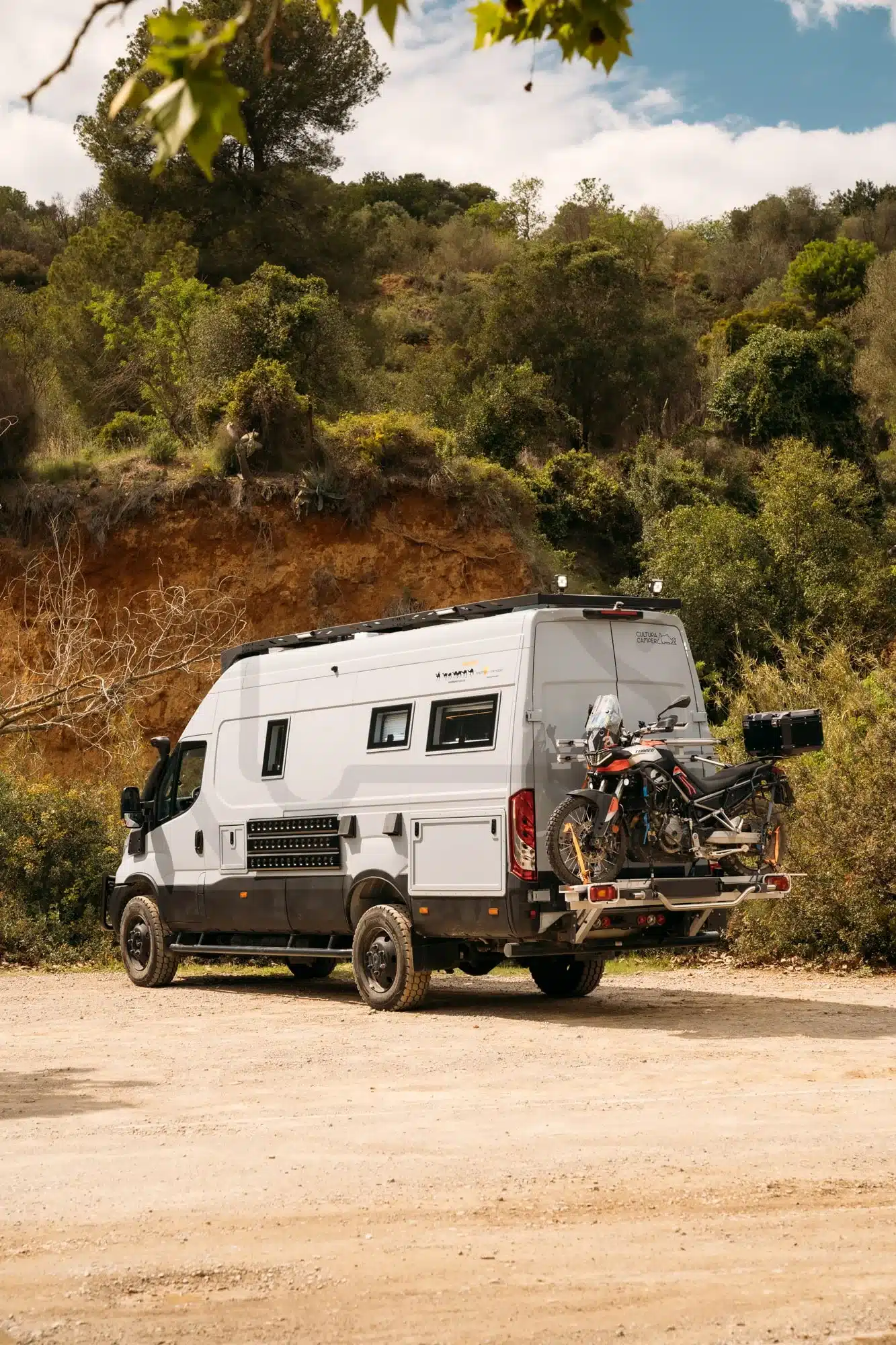 Iveco Daily 4x4 L4H3 Expeditionsmobil mit Motorradträger auf einem Naturparkplatz