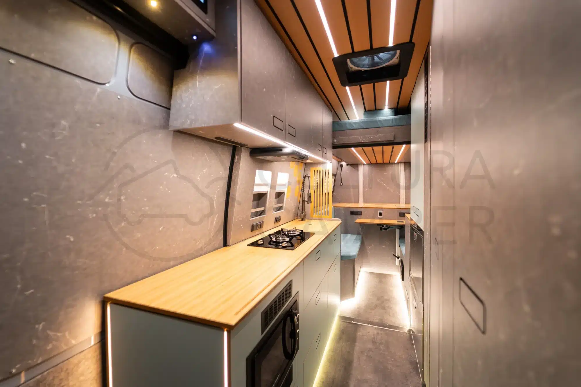 Innenraum eines umgebauten Iveco Daily 4x4 L4H3 Expeditionsfahrzeugs mit Küche und Wohnbereich.