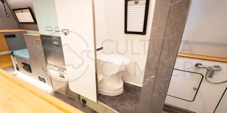Blick auf den Sanitärbereich mit Verbrennungstoilette im Iveco Daily 4x4 Expeditionsfahrzeug, inklusive Dusche und moderner Einrichtung.