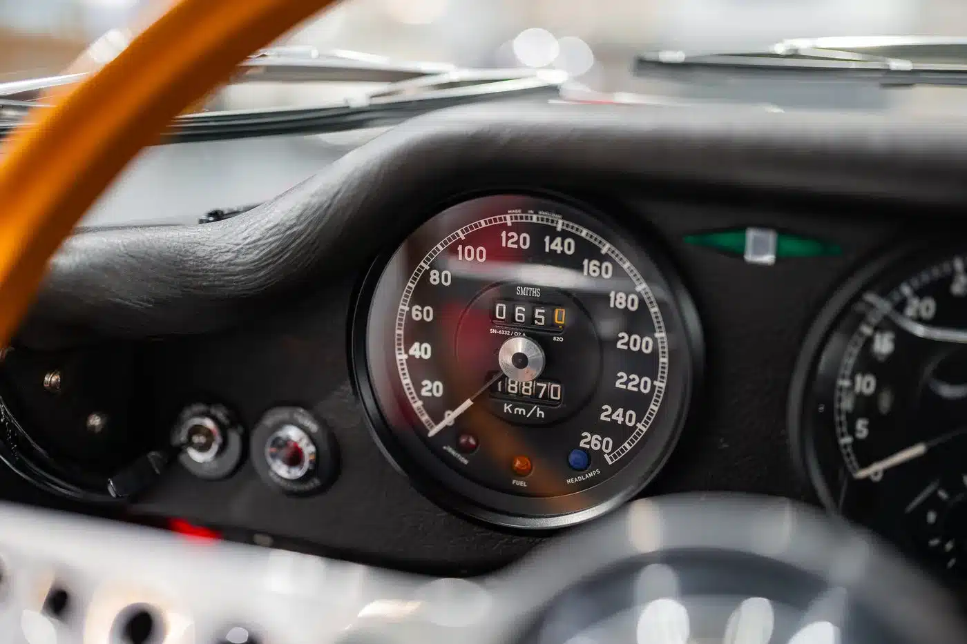 Nahaufnahme des Tachometers eines Jaguar E-Type Serie 1 4.2 Roadster Baujahr 1965 mit abgelesenem Kilometerstand