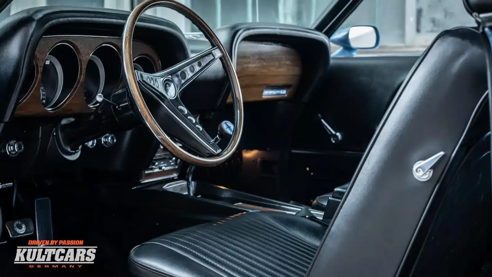 Innenansicht des Ford Mustang 428 Cobra Jet Convertible von 1969 mit Holzlenkrad und Armaturenbrett in Holzoptik