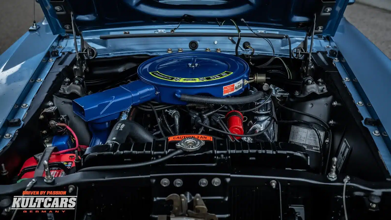 Nahaufnahme des Motors eines Ford Mustang 428 Cobra Jet Convertible von 1969, frisch restauriert in Blau