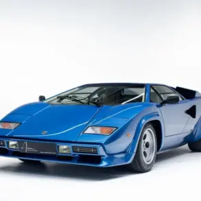 Lamborghini Countach 5000 S, Baujahr 1983, in Haiti Blue, fotografiert im Studio, aus schräger Vorderansicht.
