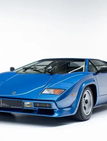 Lamborghini Countach 5000 S, Baujahr 1983, in Haiti Blue, fotografiert im Studio, aus schräger Vorderansicht.
