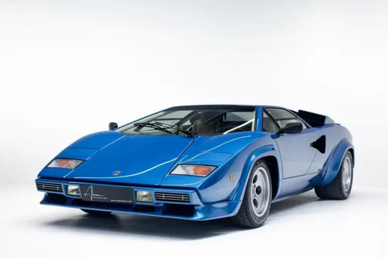 Lamborghini Countach 5000 S, Baujahr 1983, in Haiti Blue, fotografiert im Studio, aus schräger Vorderansicht.