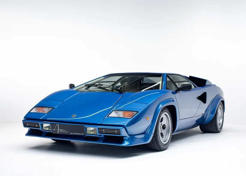 Lamborghini Countach 5000 S, Baujahr 1983, in Haiti Blue, fotografiert im Studio, aus schräger Vorderansicht.
