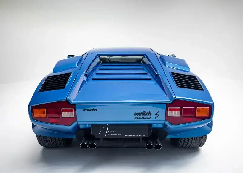 Lamborghini Countach 5000 S in Haiti Blue von hinten, seltenes Coupé mit typischer Keilform, fotografiert im Studio.