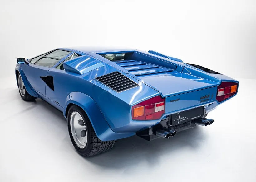 Lamborghini Countach 5000 S in Haiti Blue, von hinten fotografiert, zeigt ikonisches Keildesign und breite Heckpartie.