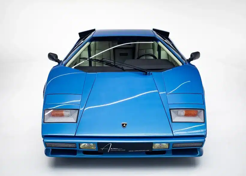 Frontansicht eines Lamborghini Countach 5000 S in Haiti Blue aus der Amian Collection, aufgenommen vor neutralem Hintergrund.