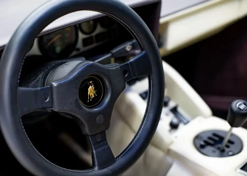 Innenansicht mit Lenkrad und Schaltkulisse eines Lamborghini Countach 5000 S