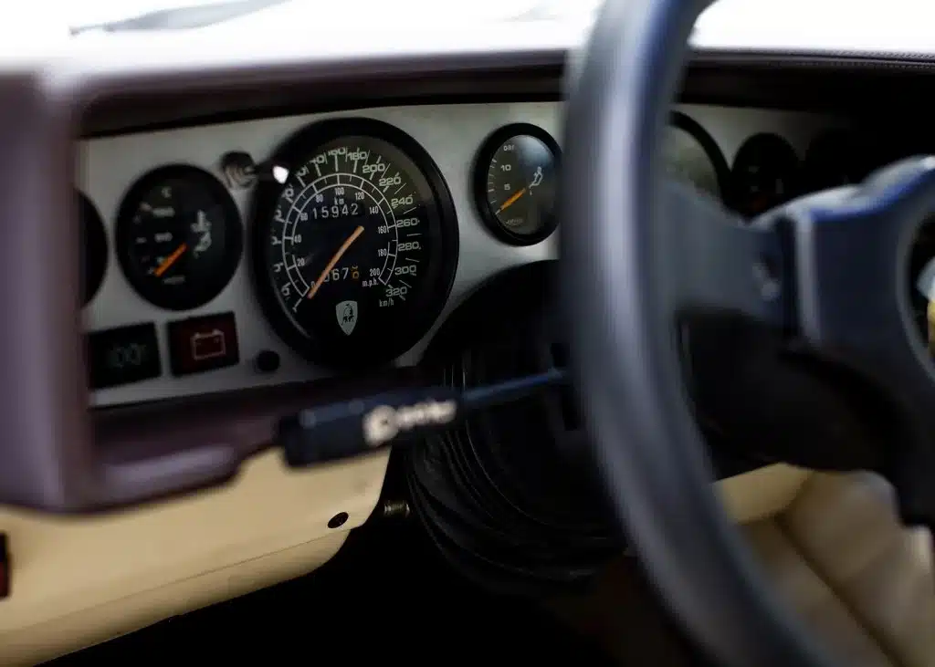 Nahaufnahme des Tachos mit Kilometerstand eines Lamborghini Countach 5000 S.