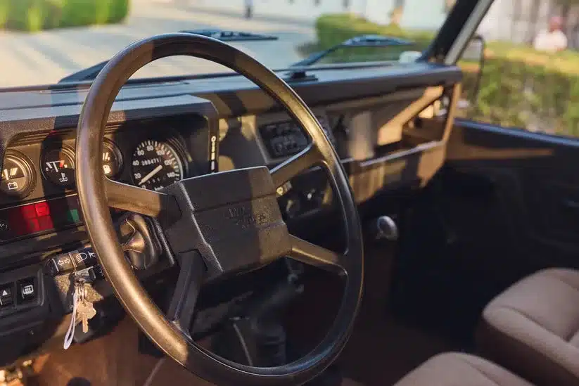 Innenansicht des Cockpits eines Land Rover 90 von 1985 in Ivory White, restaurierter Zustand.