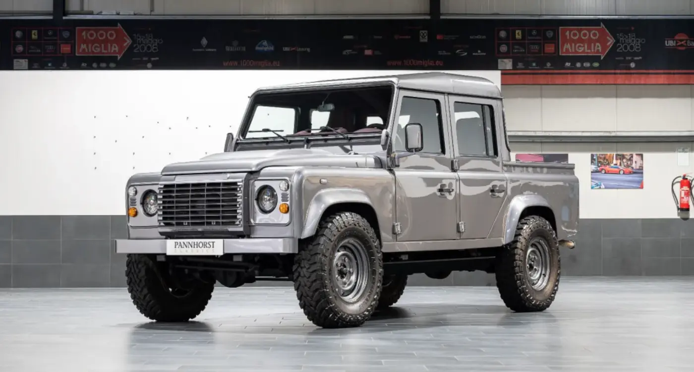 Veredelter Land Rover Defender 110 Double Cab von 2011 in Stornoway Grau, präsentiert in einer Halle.