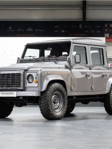 Veredelter Land Rover Defender 110 Double Cab von 2011 in Stornoway Grau, präsentiert in einer Halle.