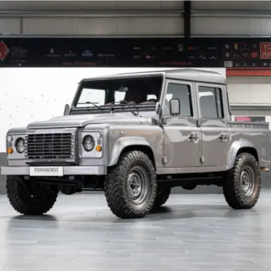 Veredelter Land Rover Defender 110 Double Cab von 2011 in Stornoway Grau, präsentiert in einer Halle.