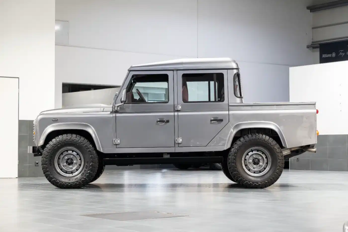 Land Rover Defender 110 Double Cab 2011, Stornoway Grau, Seitenansicht, Einzelstück von Pannhorst Classics.
