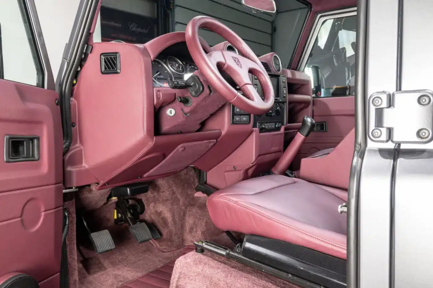 Lederveredelter Innenraum eines Land Rover Defender 110 Double Cab, Jahrgang 2011, mit Recaro-Sportsitzen und Alcantara-Dachhimmel