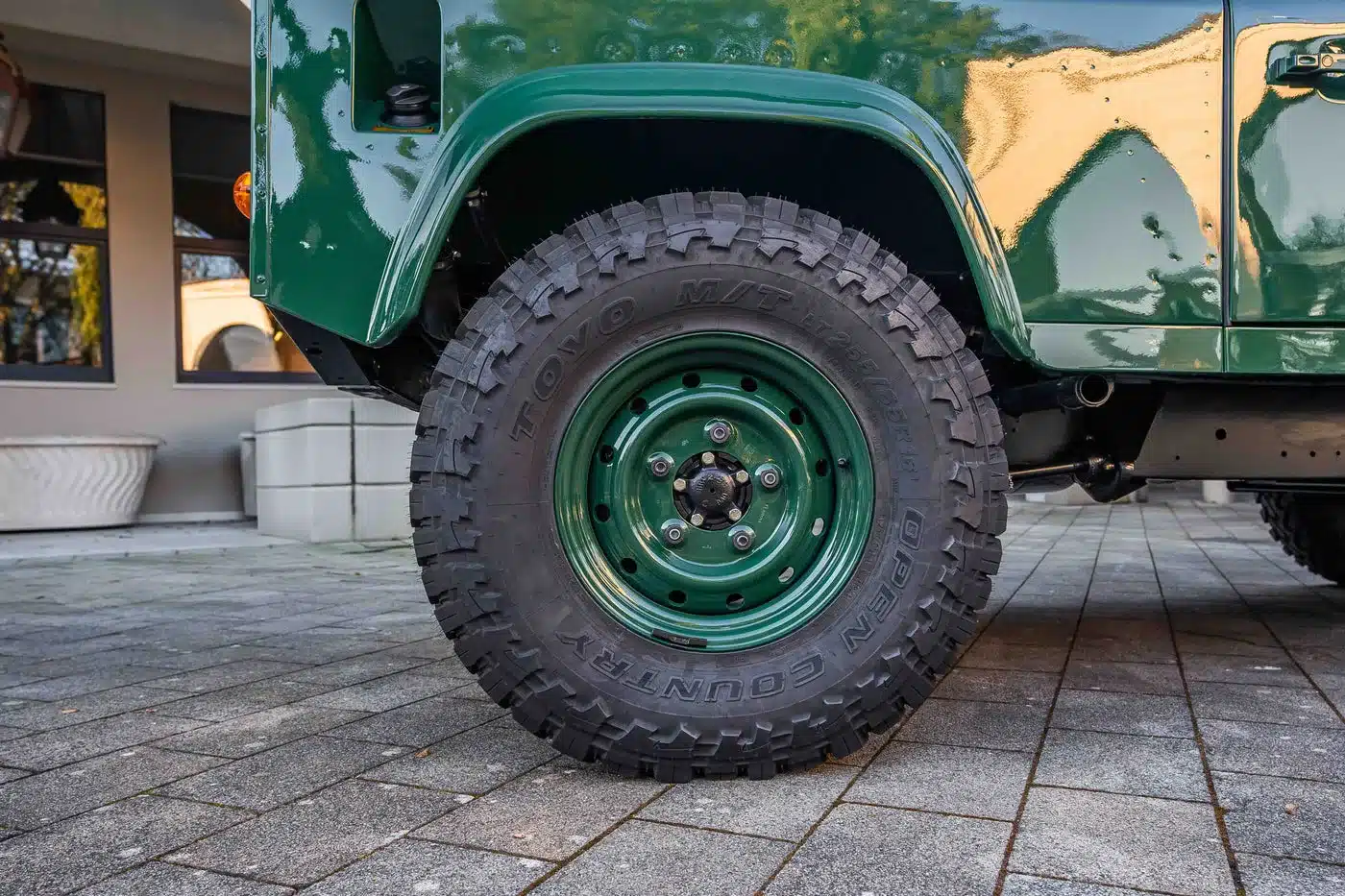 Nahaufnahme eines Geländereifens am Belize Green Land Rover Defender 90 TD5 Cabriolet