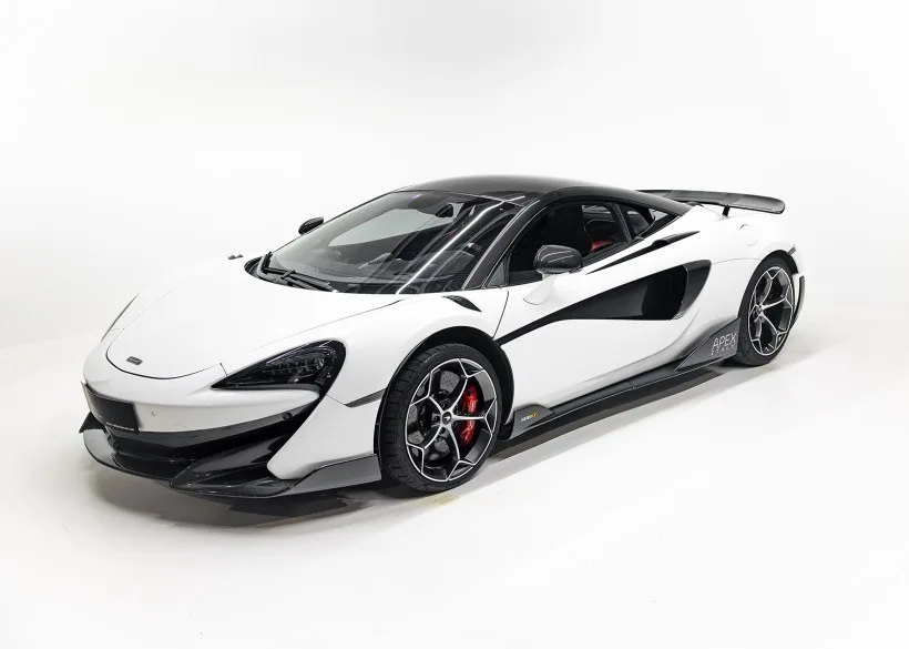 Weißer McLaren 600LT Apex Coupé mit schwarzen Akzenten und Carbon-Elementen, Seitenansicht im Fotostudio