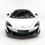 Frontansicht eines weißen McLaren 600LT Apex mit schwarzem Dach vor weißem Hintergrund.